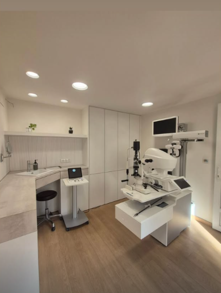 Réalisation Salle d’examen d'optique Salle d’examen d'optique finalisée avec équipement Essilor